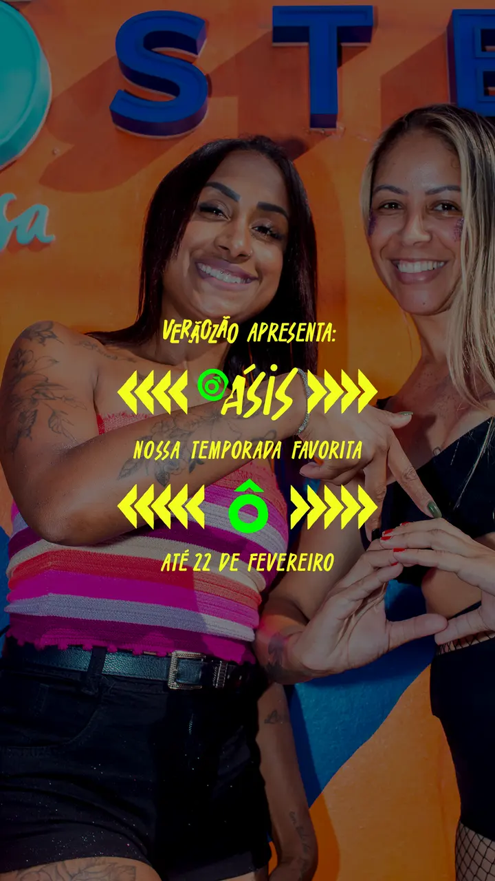 Story com duas hóspedes diante do mural da marca.