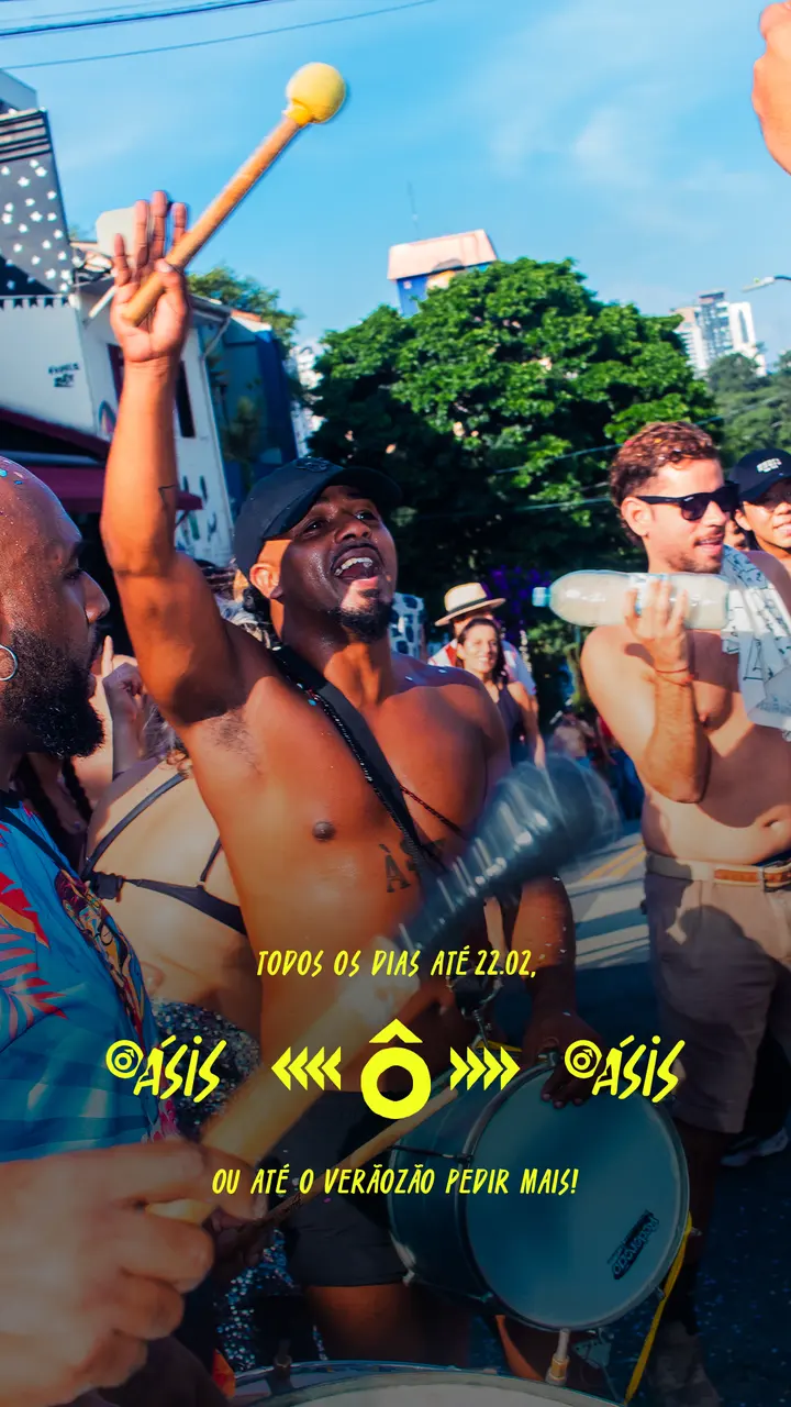 Story do público de braços erguidos na ativação de rua.
