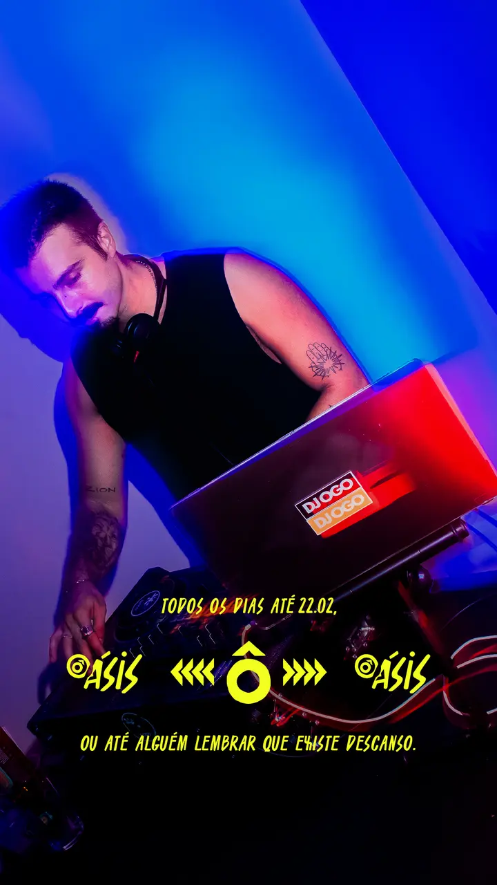 Story do DJ na cabine, sob luz azul.