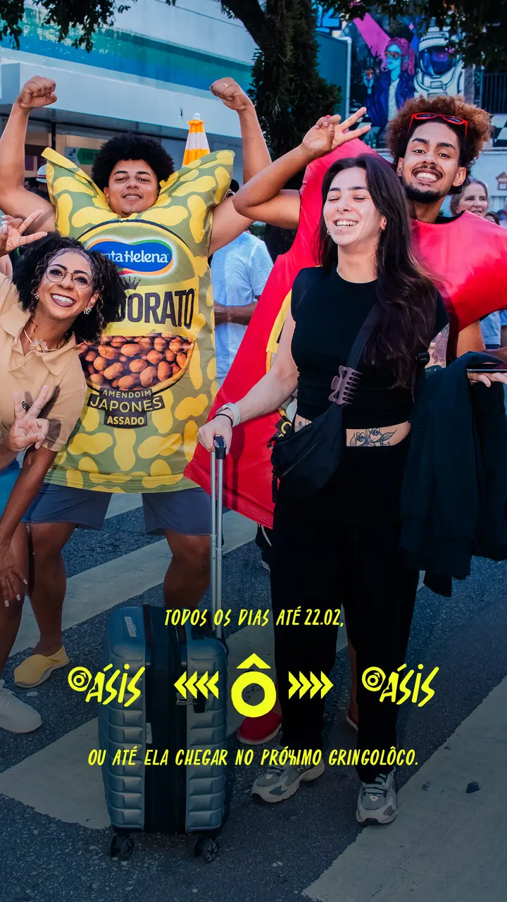 Story com um grupo de hóspedes posando junto na rua.