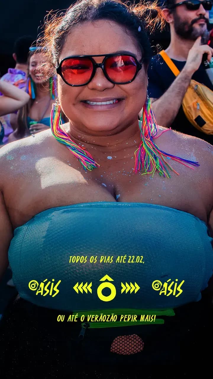Story com retrato de hóspede de óculos vermelhos.