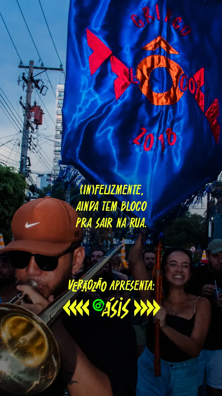 Story da fachada à noite com o estandarte iluminado.
