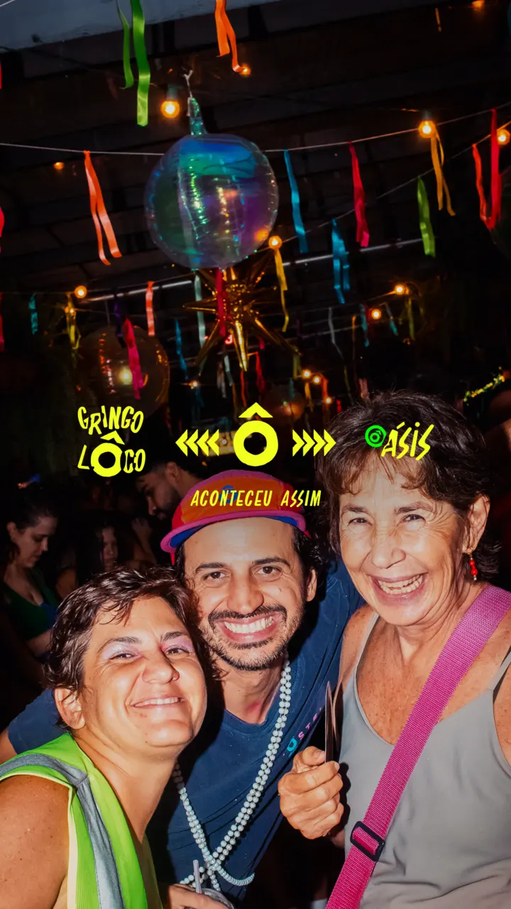 Story de fecho, com duas pessoas rindo dentro do hostel.